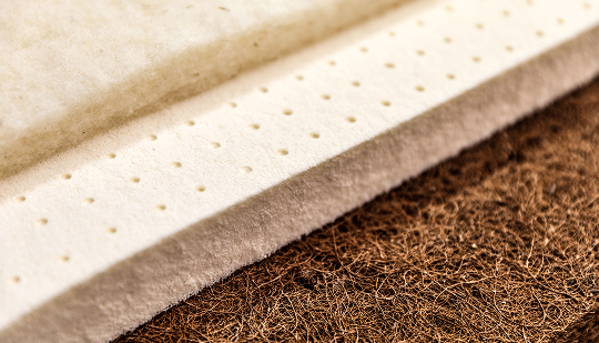 Detailaufnahme einer Matratze mit Naturlatex-Schicht auf Kokosfaser-Unterlage