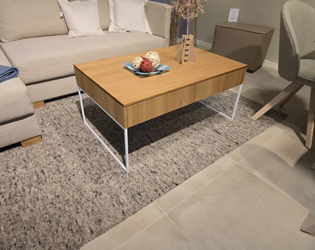 Quadratischer Couchtisch aus Holz mit weißem Metallgestell im Wohnzimmer