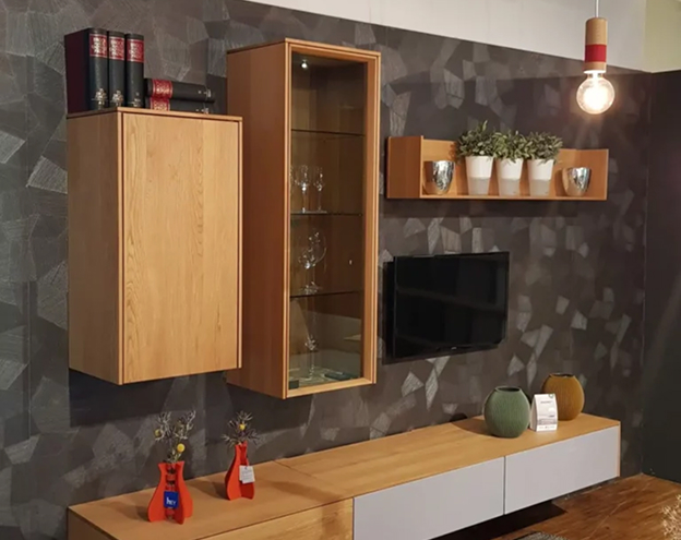 Wohnwand aus Holz mit Vitrine, Hängeschränken und TV-Board