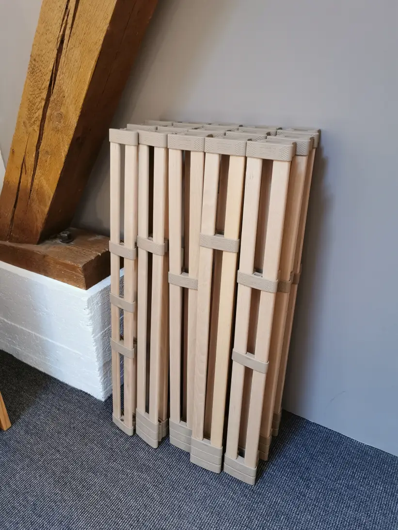 Zusammenklappbarer Lattenrost aus Holz zur platzsparenden Aufbewahrung