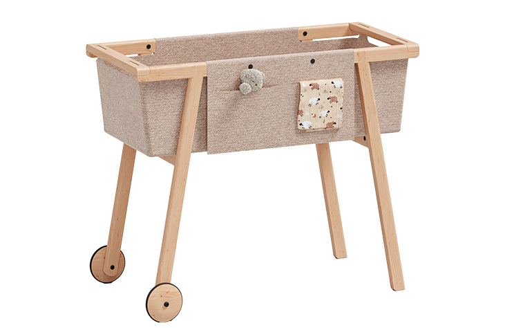 Babybett aus hellem Holz mit Gitterseiten und integrierten Schubladen