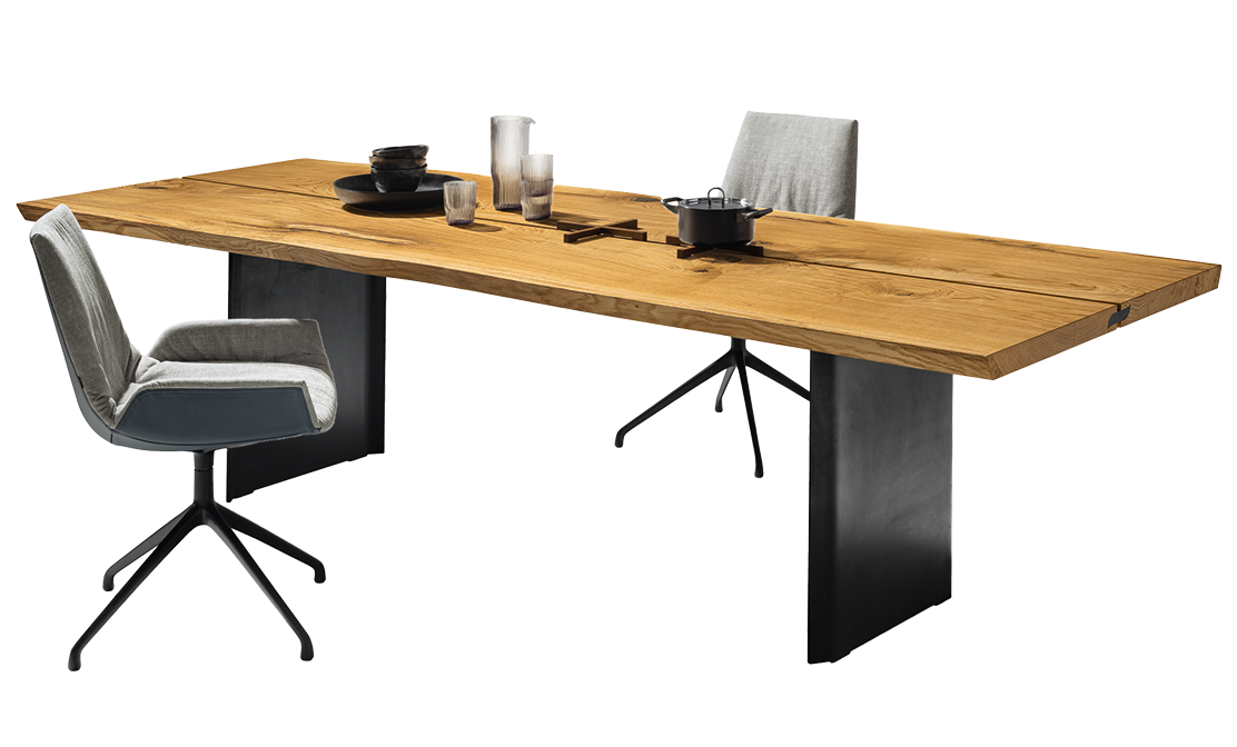 Dunkler rechteckiger Esstisch aus Holz mit schlanken Tischbeinen