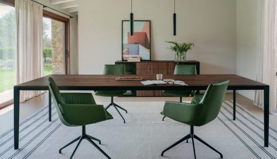 Festlich gedeckter Esstisch mit Kerzenlicht und dekoriertem Geschirr im Esszimmer