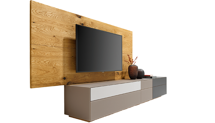 Lowboard aus Holz mit offenen Fächern und Schiebetüren
