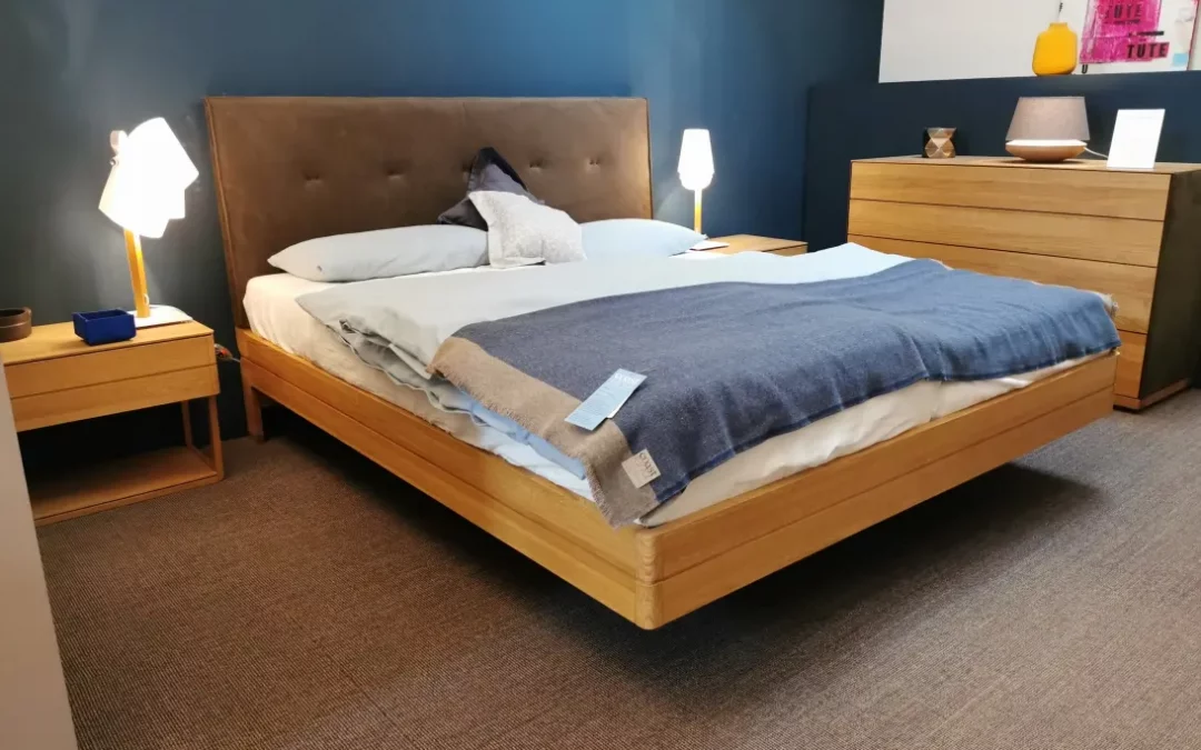 Bett float mit Nachtkonsolen