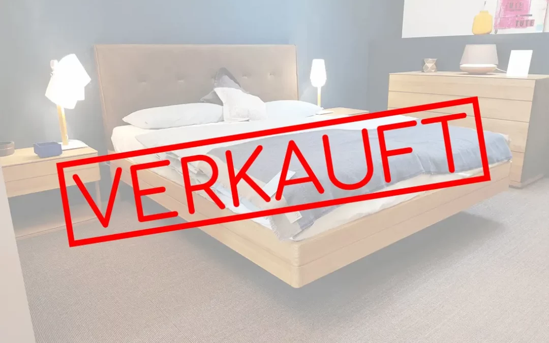 Bett float mit Nachtkonsolen